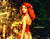 Mergaitė su raudona plaukai miške