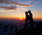 Dağ Sunset On öpüşme Çift