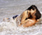 تقبيل زوجين في البحر