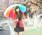 Belle fille avec le parapluie coloré