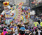 Yeni Orleanians Mardi Gras için Streets atın