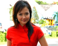 Rus pornosini tomosha qiling: Yigit oz sevgilisining onasini sikdi.